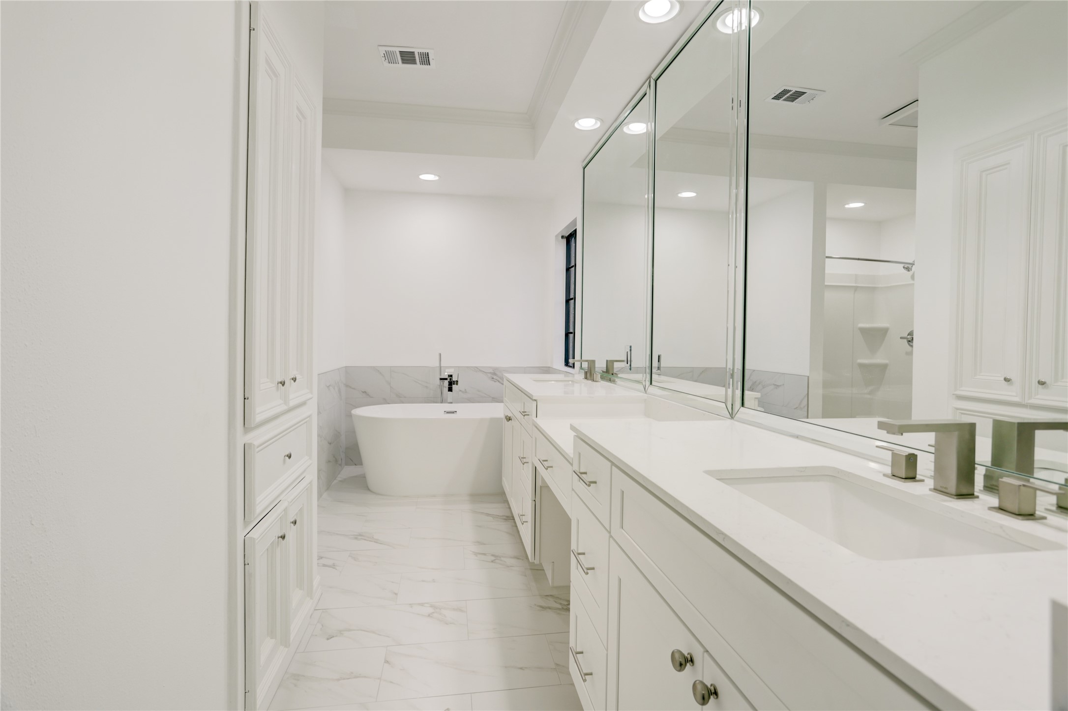 2004 Nantucket Drive, Unit C Houston, TX 77057 - Photo 30 of 40 NEW Dual Vanity And Soaking Tub In Primary Bathroom