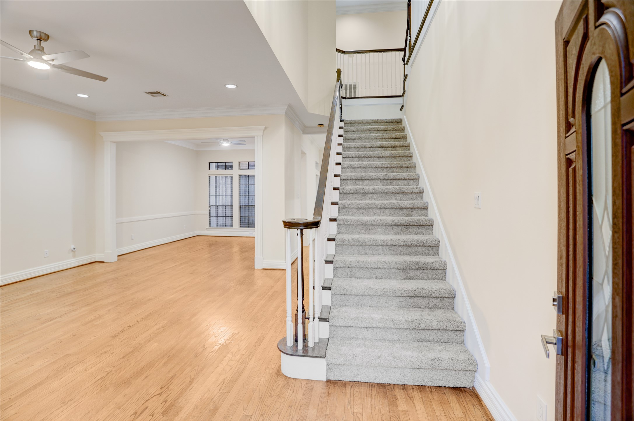 2004 Nantucket Drive, Unit C Houston, TX 77057 - Photo 3 of 40 Front Entrance - Walk In To Your Open Concept Living Room And Dining Area.