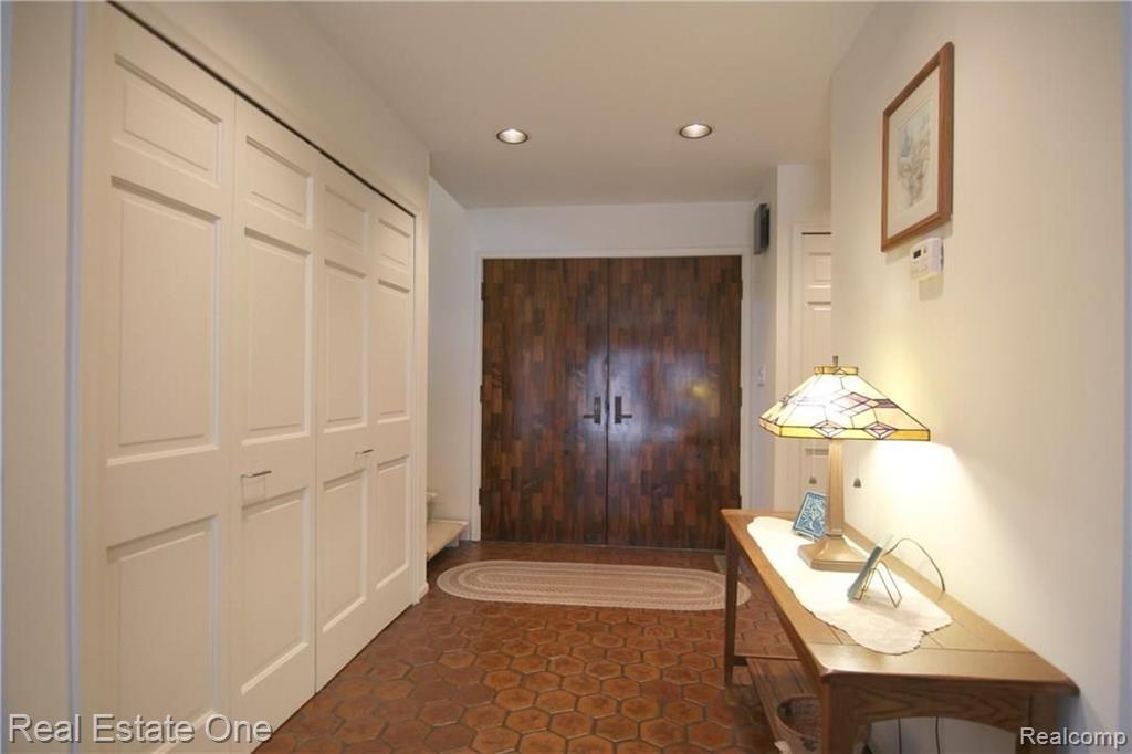 28053 Inkster Road Farmington Hills, MI 48334 - Photo 5 of 46