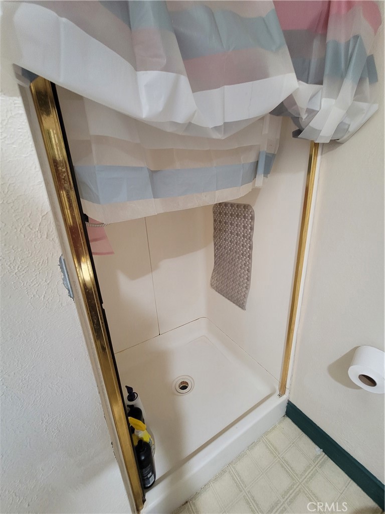 1313 Jackson Street Red Bluff, CA 96080 - Photo 19 of 52 upstairs shower