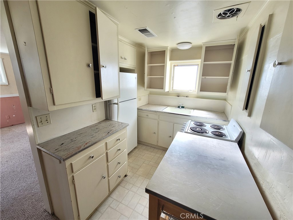 1313 Jackson Street Red Bluff, CA 96080 - Photo 25 of 52 cottage kitchen