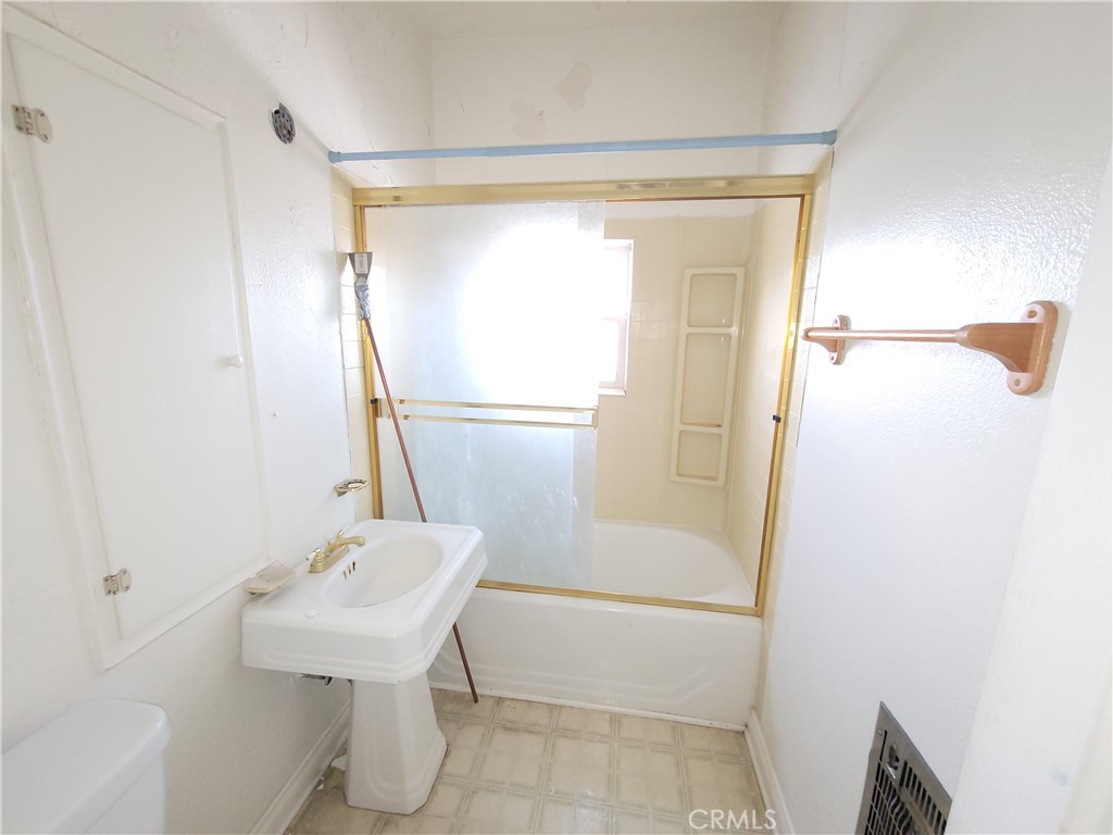 1313 Jackson Street Red Bluff, CA 96080 - Photo 38 of 52 upstairs bathroom