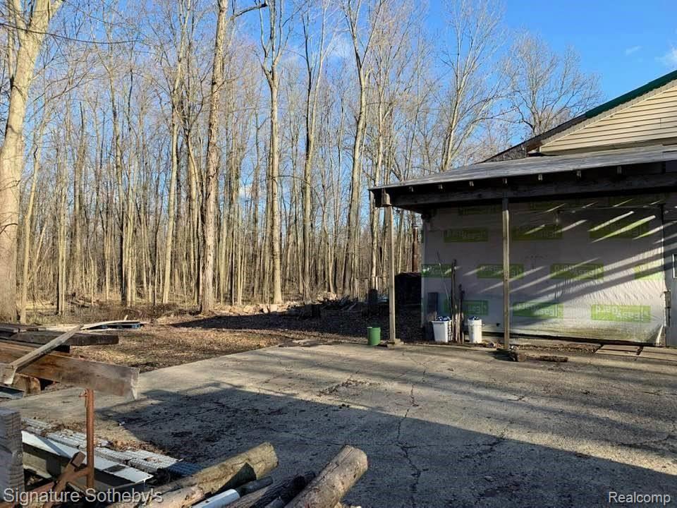 5076 Argentine Road Howell, MI 48855 - Photo 11 of 16 Ample parking space