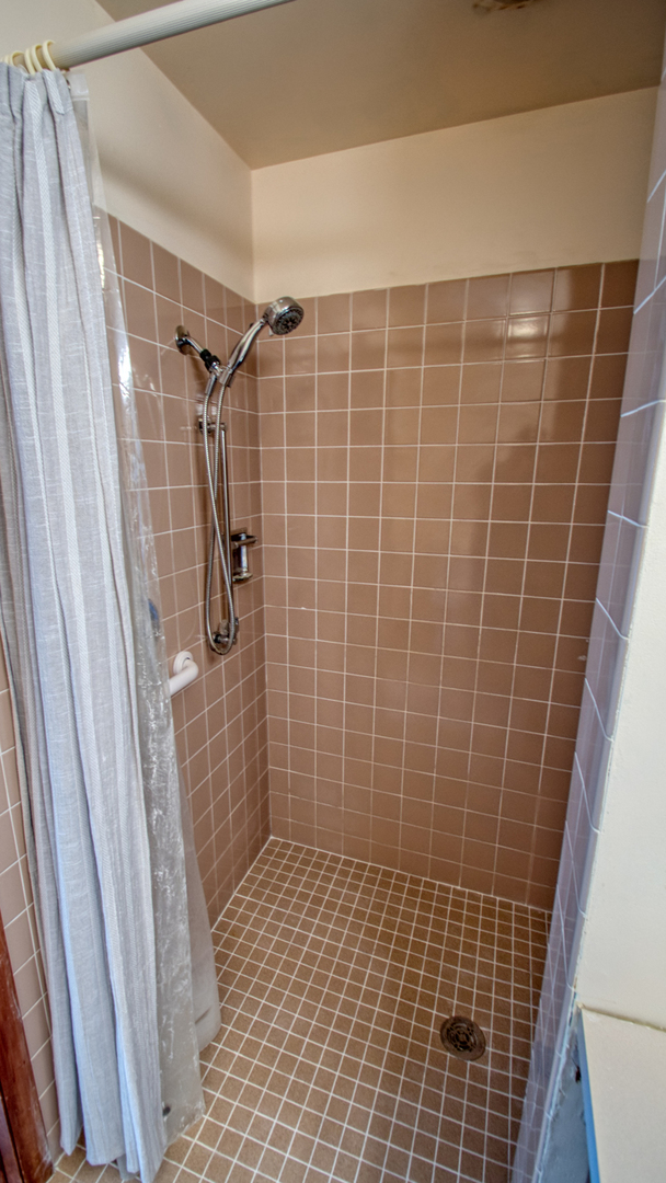 1200 Ridgeway Drive Elgin, IL 60123 - Photo 26 of 34 a bathroom with a shower