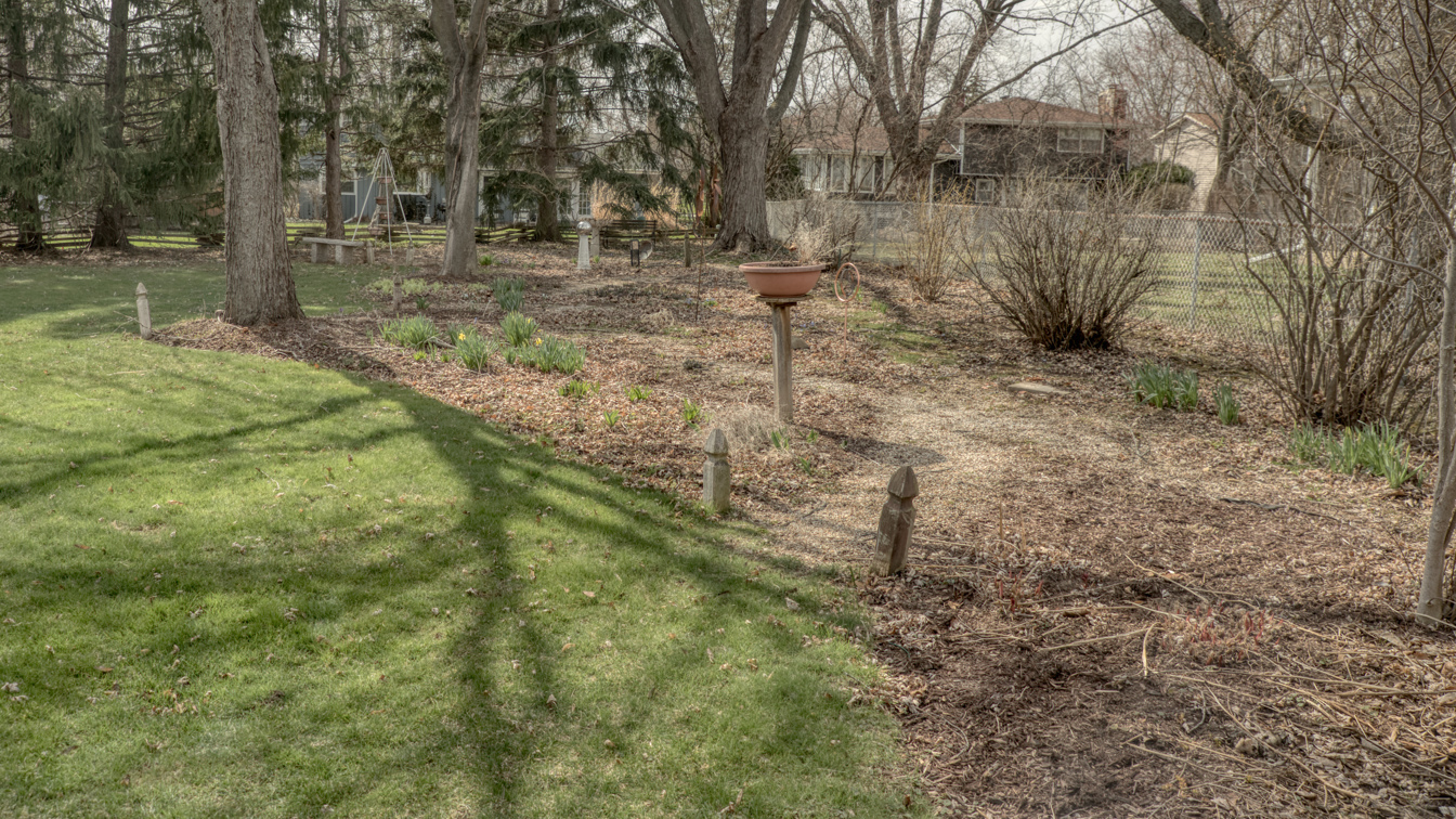 1200 Ridgeway Drive Elgin, IL 60123 - Photo 31 of 34 a backyard of a house with lots of green space