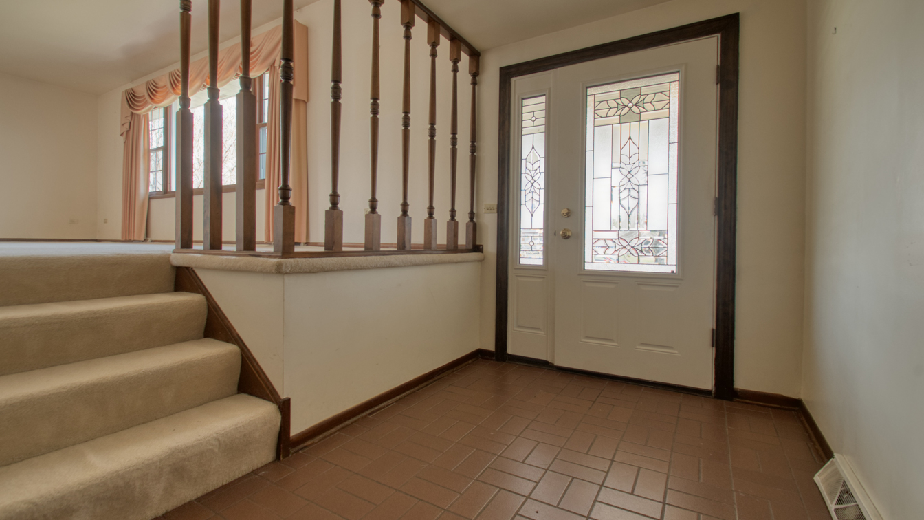 1200 Ridgeway Drive Elgin, IL 60123 - Photo 7 of 34 a view of a livingroom with furniture