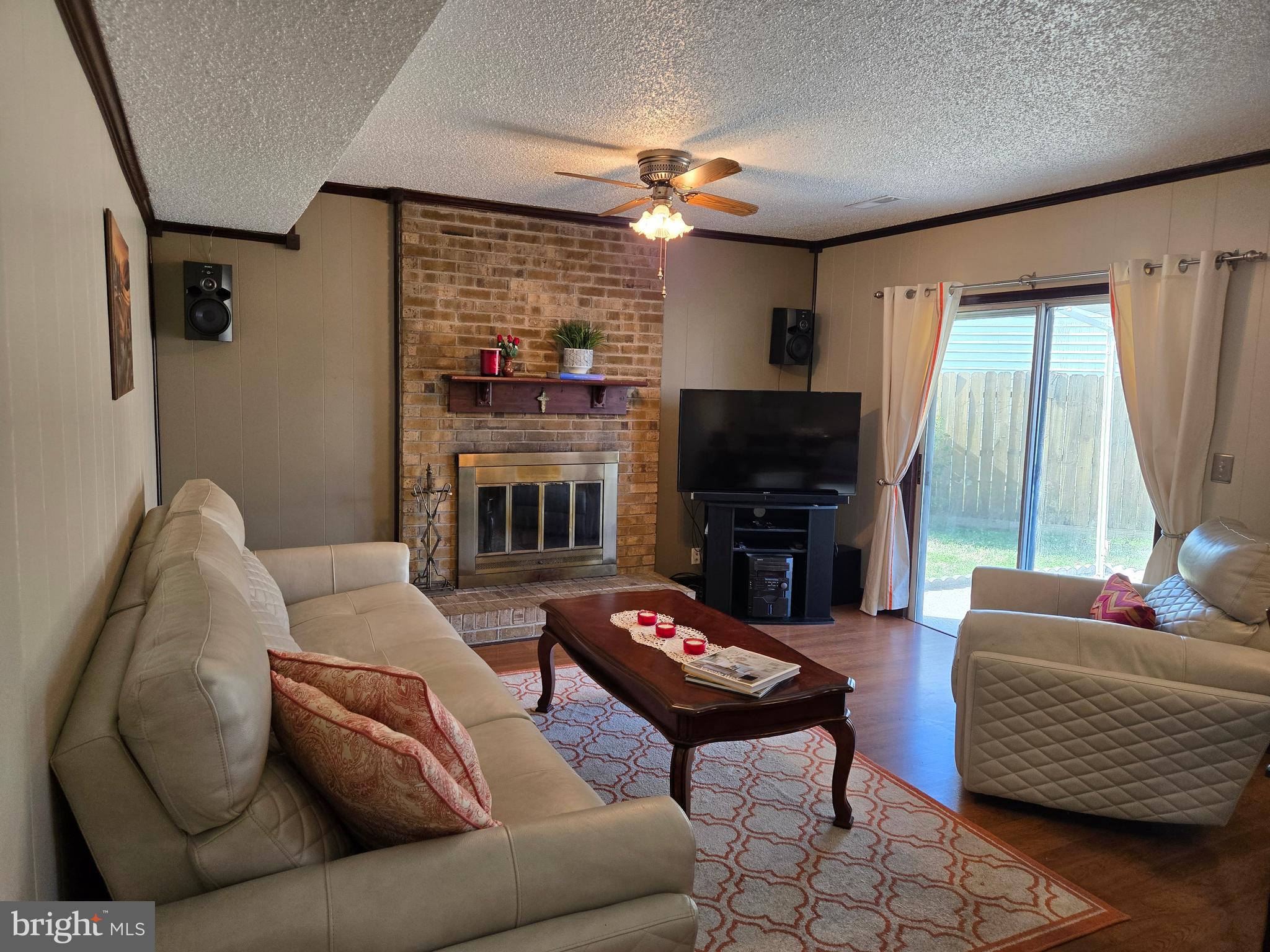 913 Spring Garden Lane Virginia Beach, VA 23452 - Photo 8 of 31 Living Room