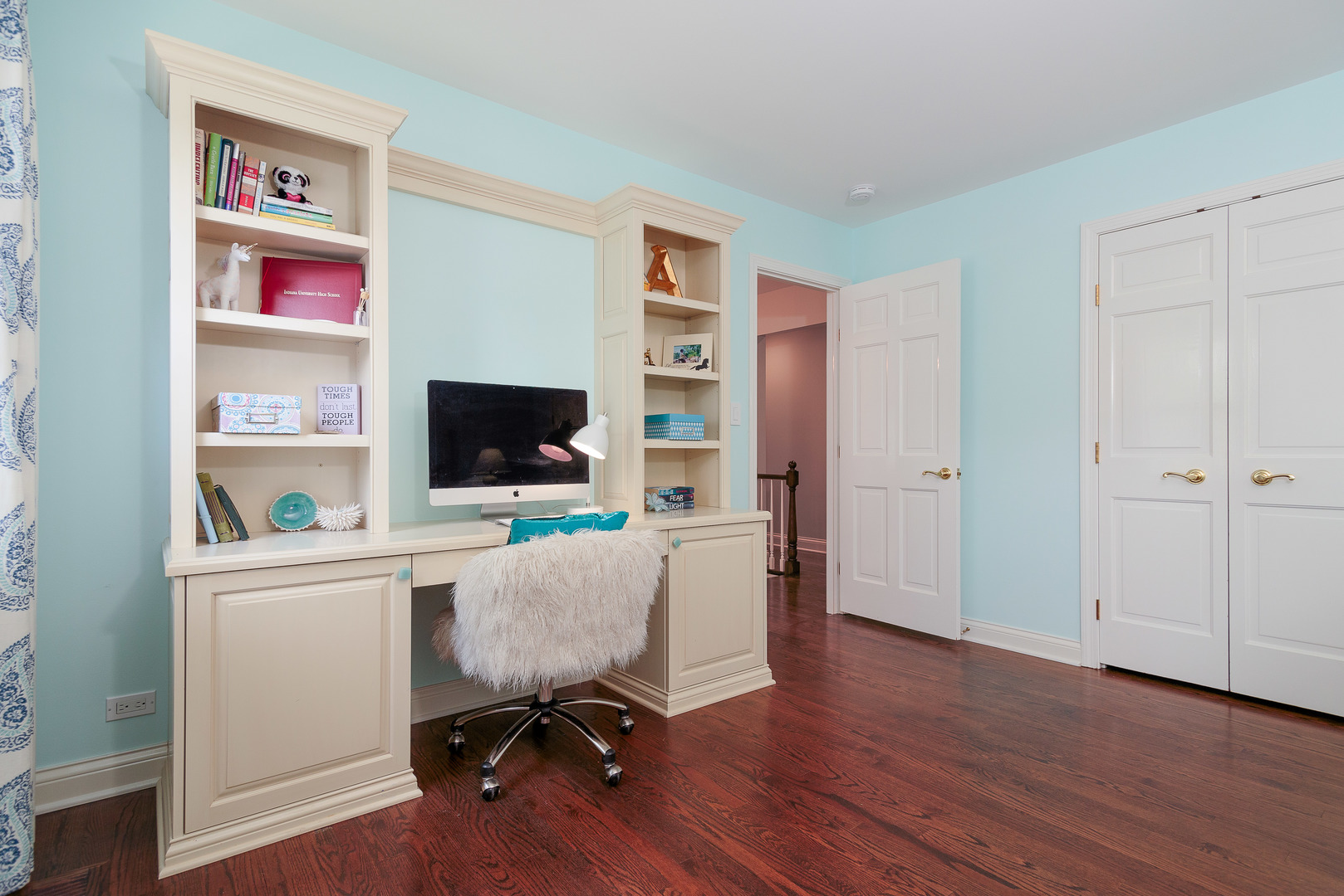 559 Rockefeller Road Lake Forest, IL 60045 - Photo 18 of 50 a view of a livingroom with workspace and a window