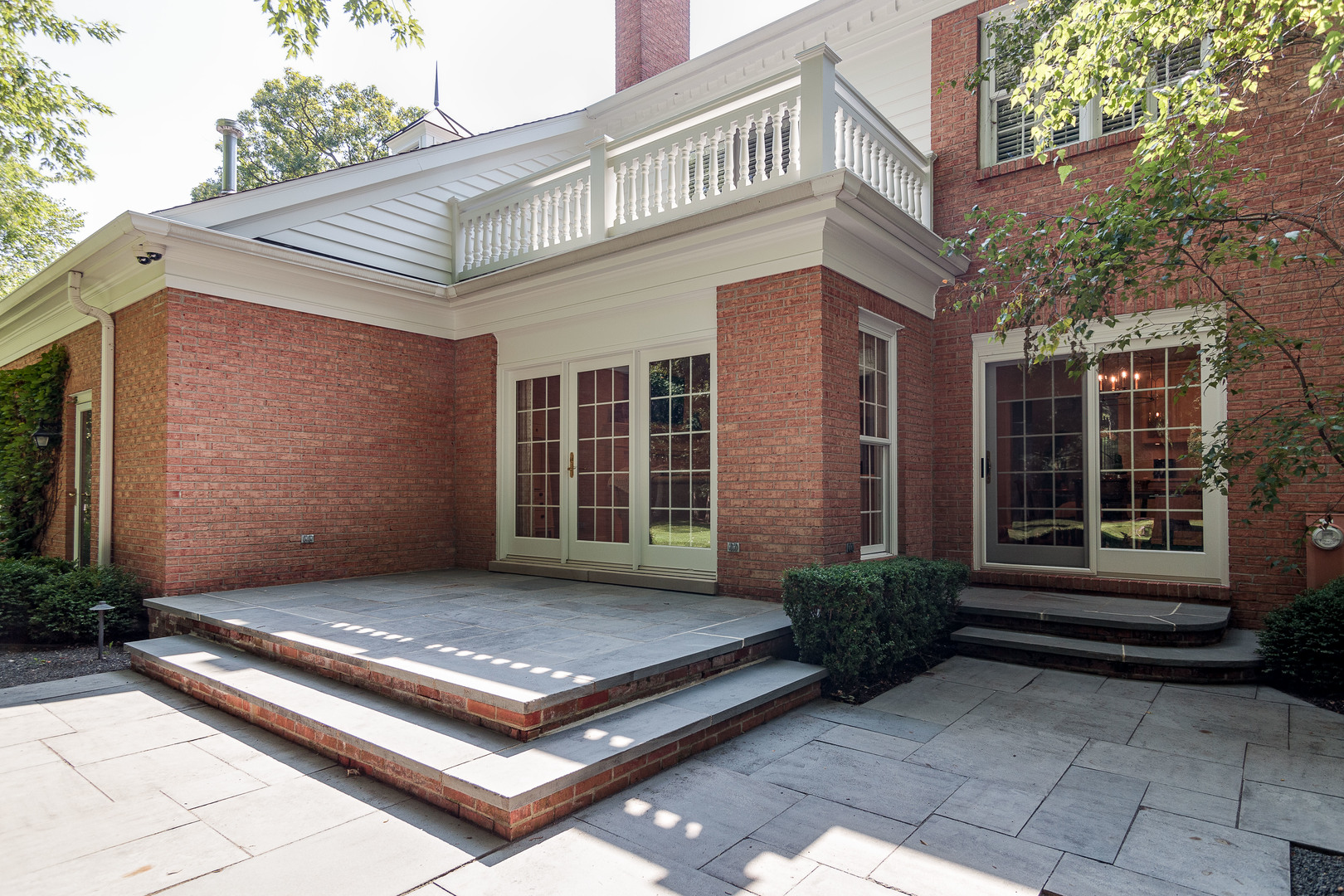 559 Rockefeller Road Lake Forest, IL 60045 - Photo 39 of 50 a front view of a house with a garden