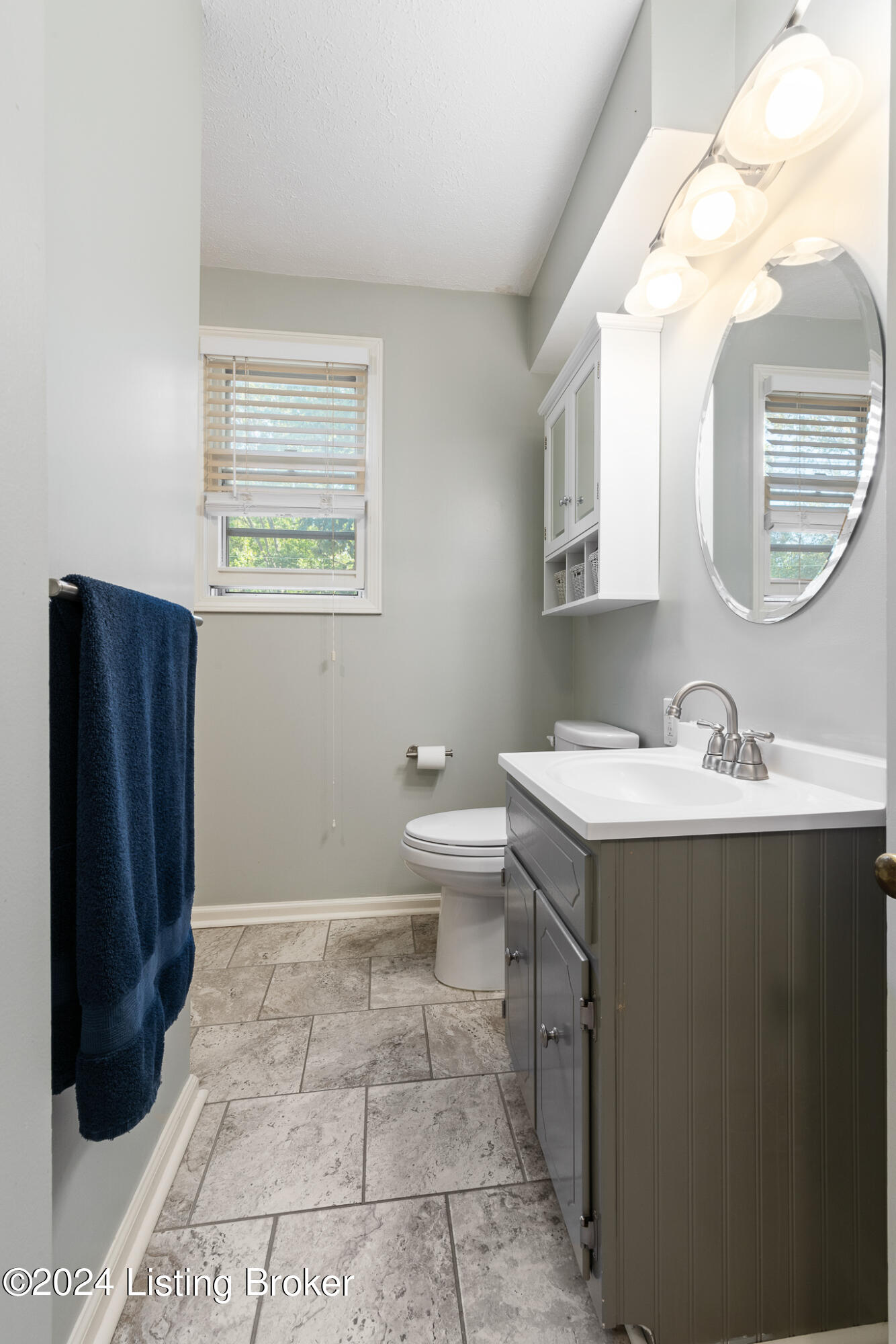 4304 Alton Road Louisville, KY 40207 - Photo 21 of 40 Upstairs full bath