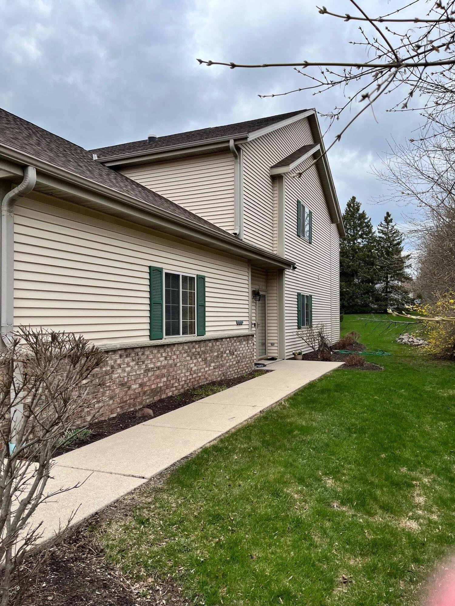 2112 Pine Ridge Court, Unit H Grafton, WI 53024 - Photo 4 of 18 Side elev east