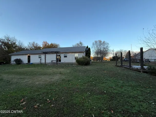 a view of a house with backyard
