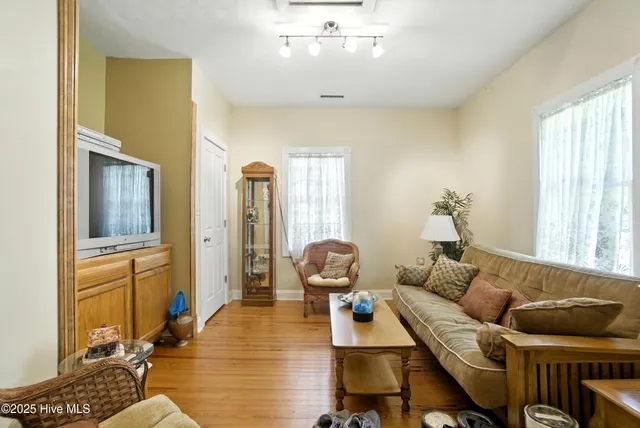 $300,000 | 401 East Queen Street, Edenton, NC 27932