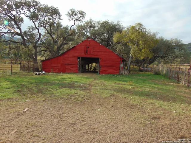 $995,000 | 969 Walter White Ranch Road, Leakey, TX 78873