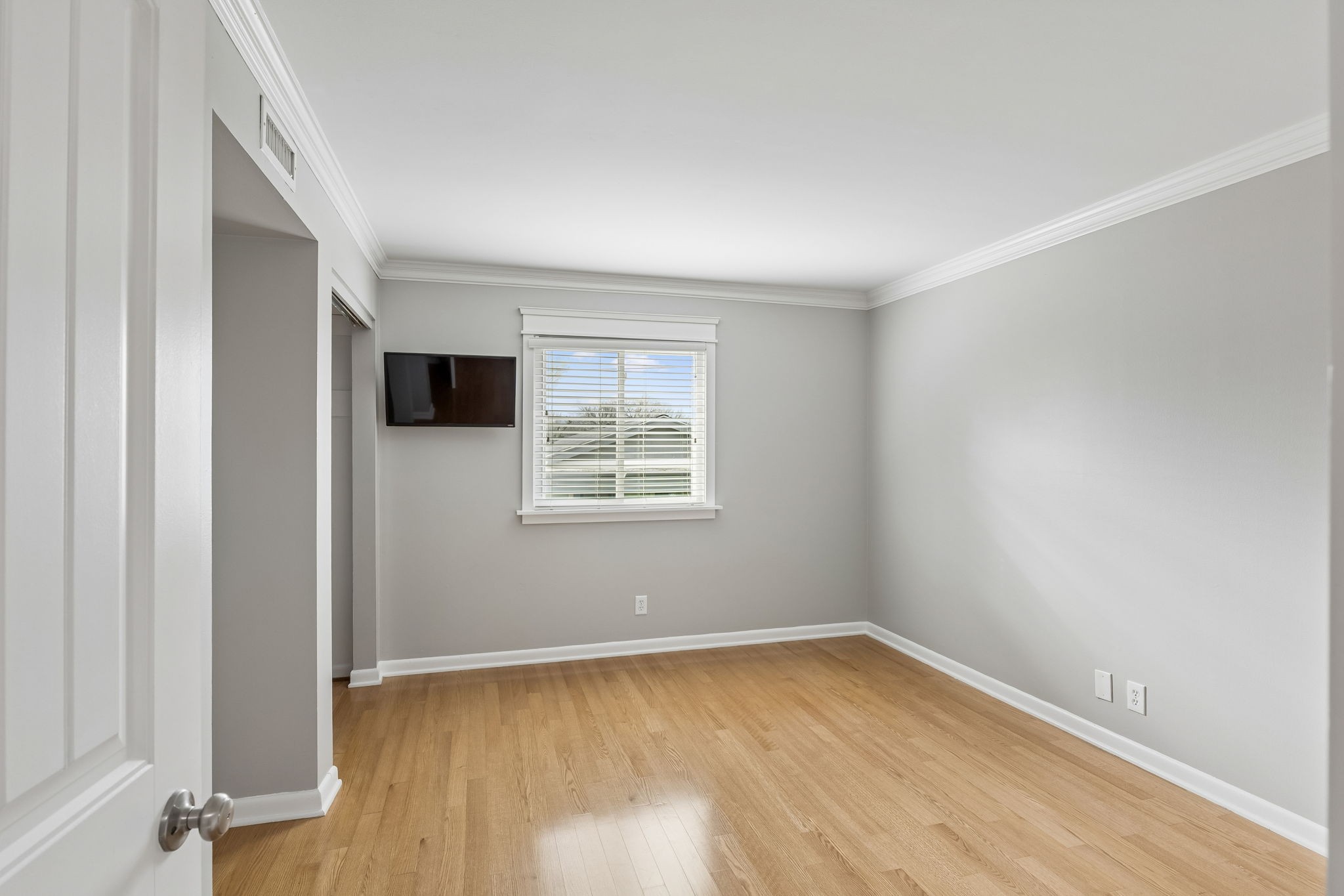 1900 Richard Jones Road, Unit M4 Nashville, TN 37215 - Photo 9 of 16 an empty room with wooden floor and windows