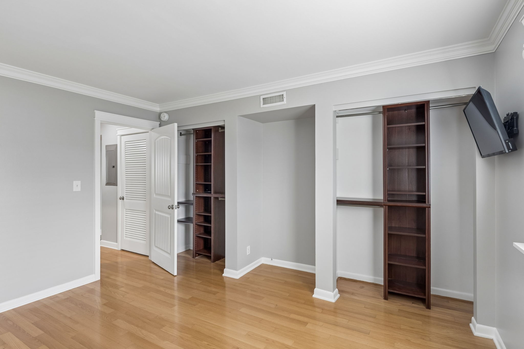 1900 Richard Jones Road, Unit M4 Nashville, TN 37215 - Photo 10 of 16 a view of empty room with wooden floor and closet
