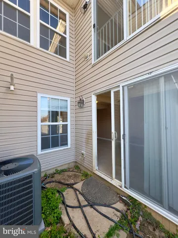 a view of a back yard