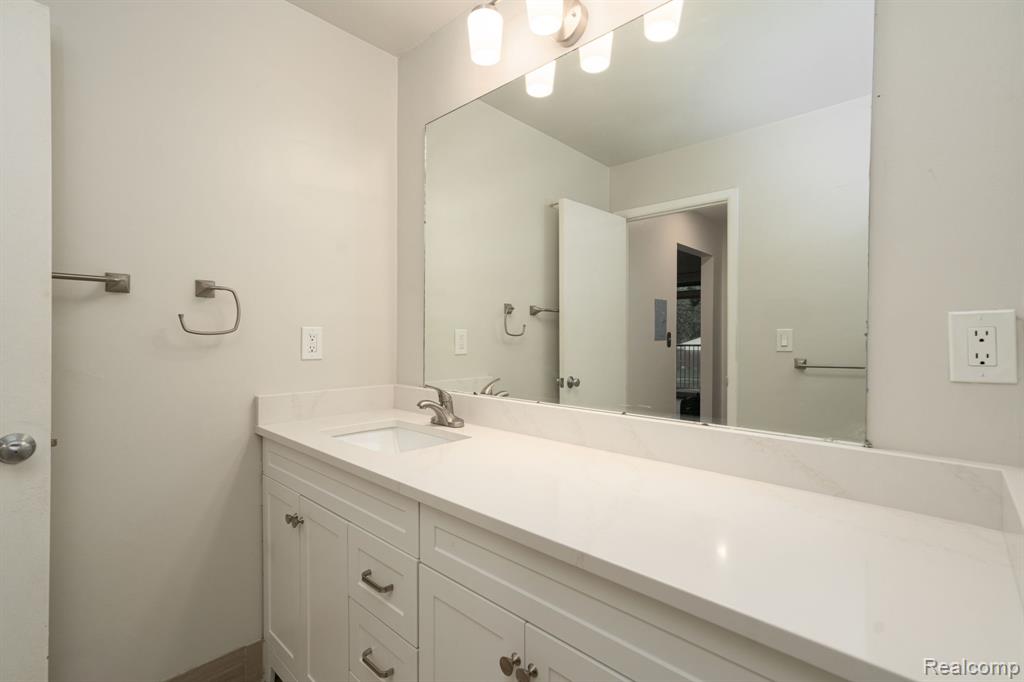 4909 Crooks Road, Unit D4 Royal Oak, MI 48073 - Photo 10 of 22 Gallery Image 10