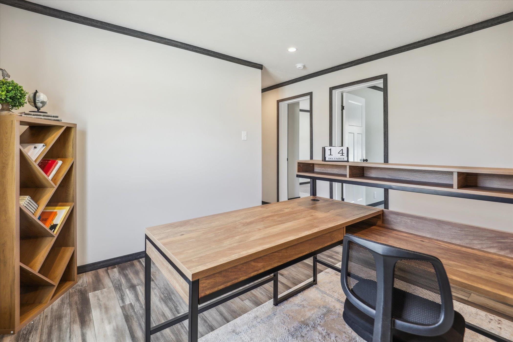 4046 Hinge Gate Lane Memphis, TN 38128 - Photo 19 of 24 a view of a hallway with workspace