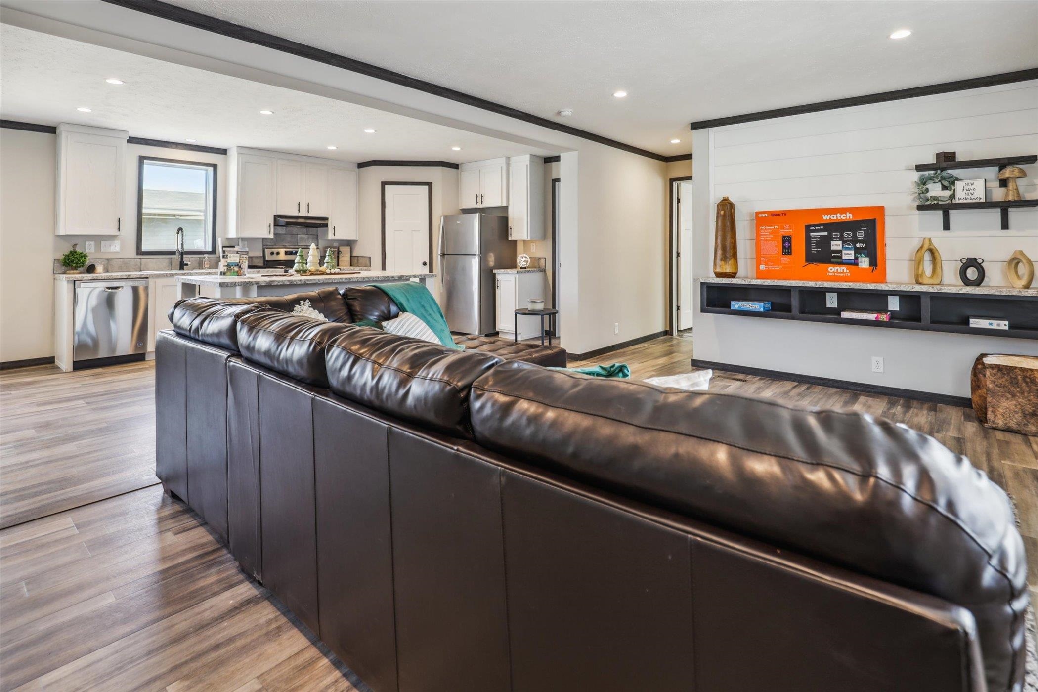 4046 Hinge Gate Lane Memphis, TN 38128 - Photo 5 of 24 a living room with furniture and kitchen view