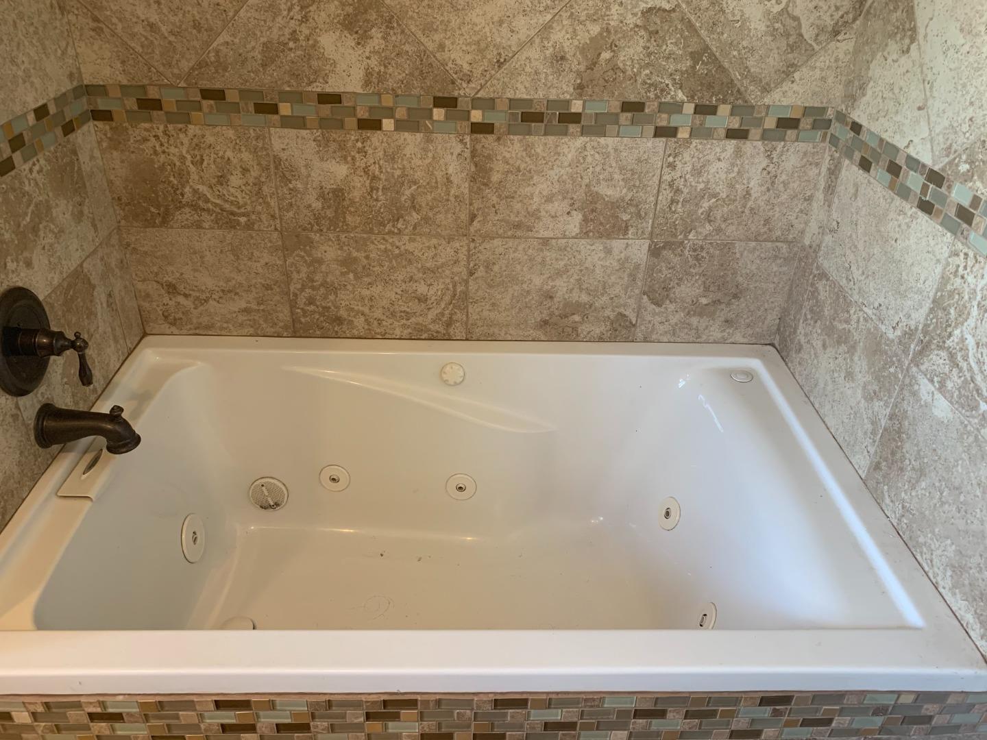 461 Soledad Street Soledad, CA 93960 - Photo 11 of 21 a bathroom with a bathtub