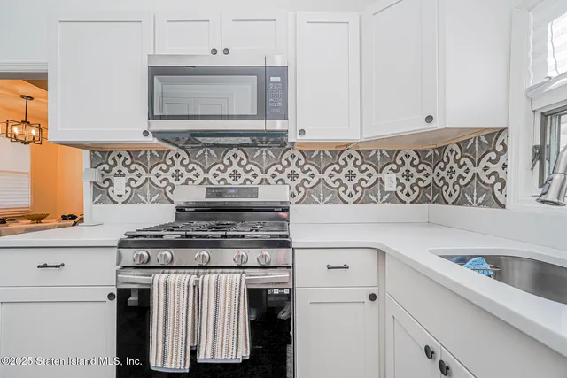 $599,999 | 422 Hunter Avenue | Midland Beach