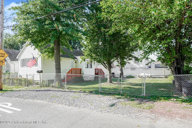 $599,999 | 422 Hunter Avenue | Midland Beach