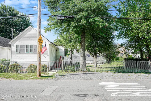 $599,999 | 422 Hunter Avenue | Midland Beach