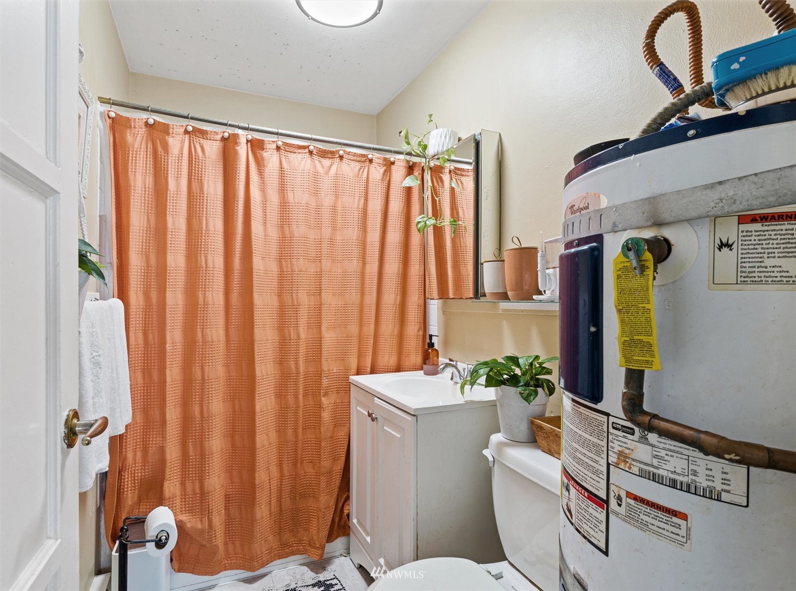 1005 Lane Place, Unit A&B Everett, WA 98203 - Photo 11 of 31 a living room with furniture and a window