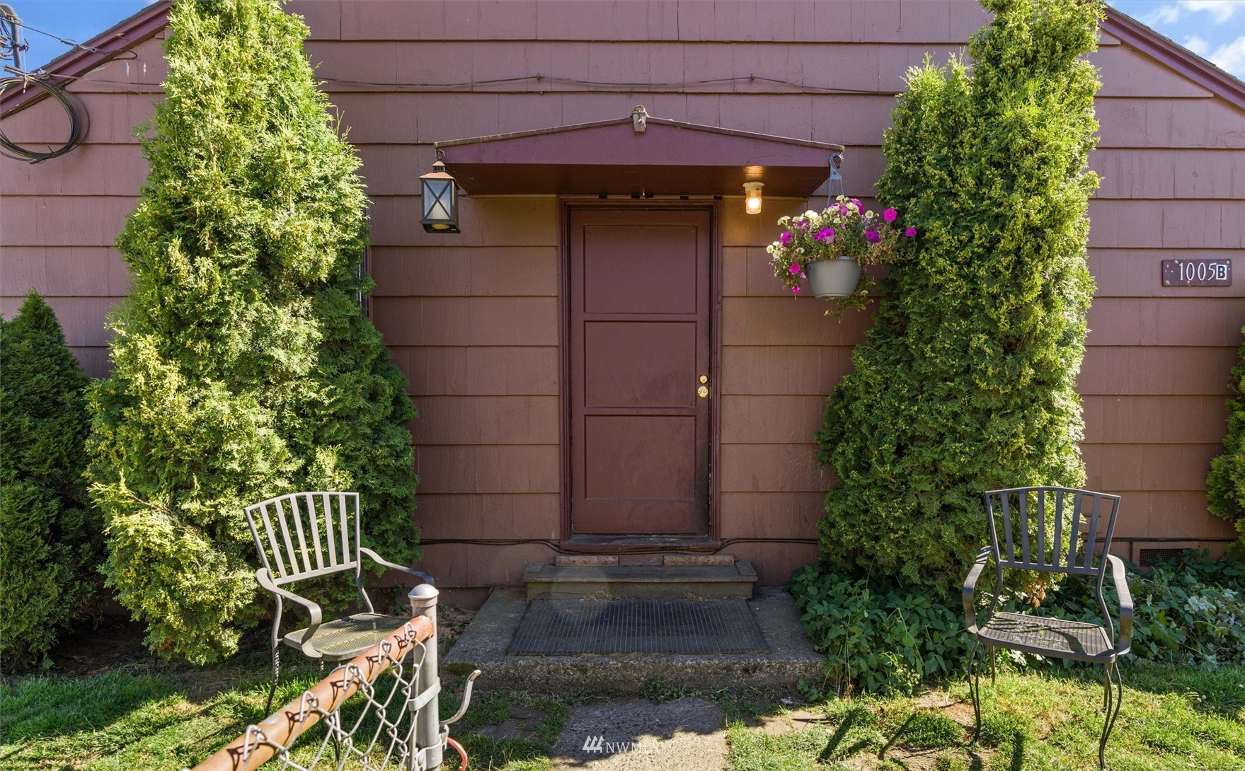 1005 Lane Place, Unit A&B Everett, WA 98203 - Photo 13 of 31 a view of statue in the garden