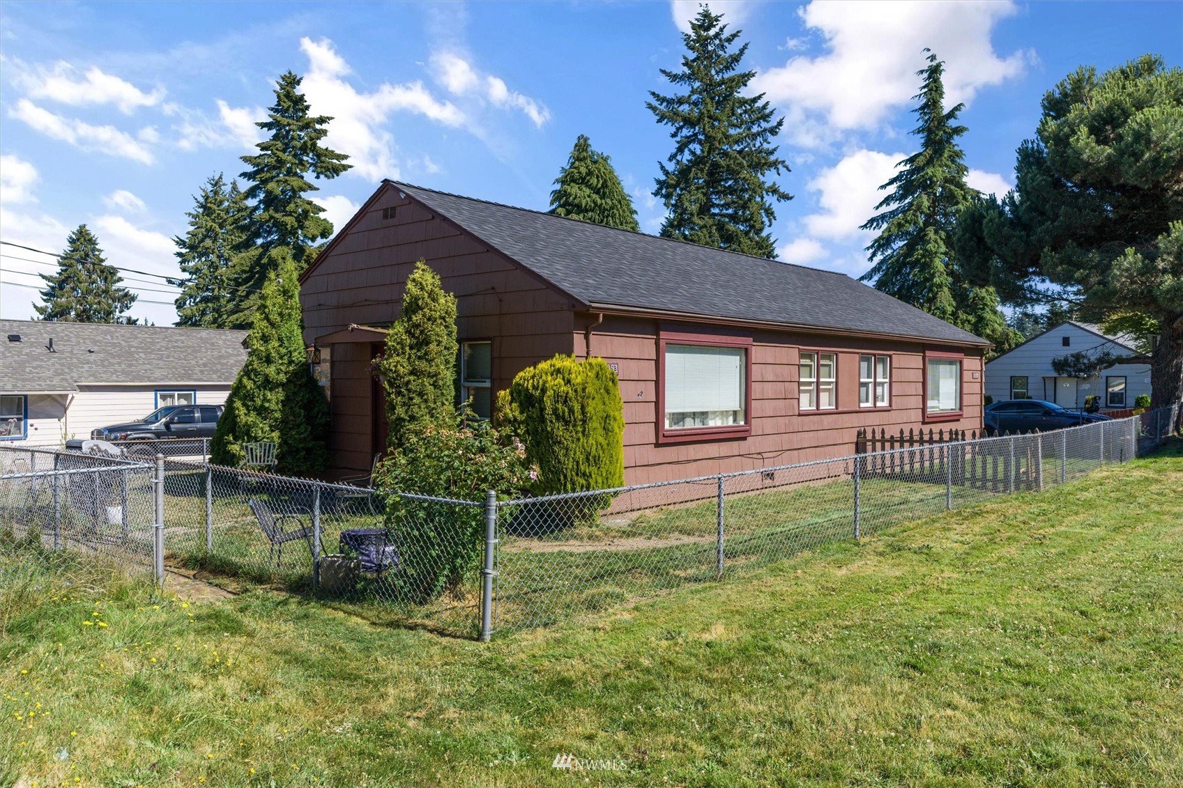 1005 Lane Place, Unit A&B Everett, WA 98203 - Photo 27 of 31 a backyard of a house with table and chairs