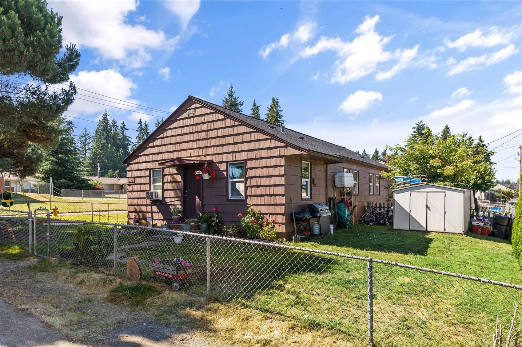 1005 Lane Place, Unit A&B Everett, WA 98203 - Photo 28 of 31 a front view of a house with a yard