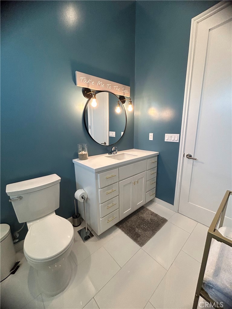 283 Cambridge Way Newport Beach, CA 92660 - Photo 12 of 33 a bathroom with a toilet a sink and mirror