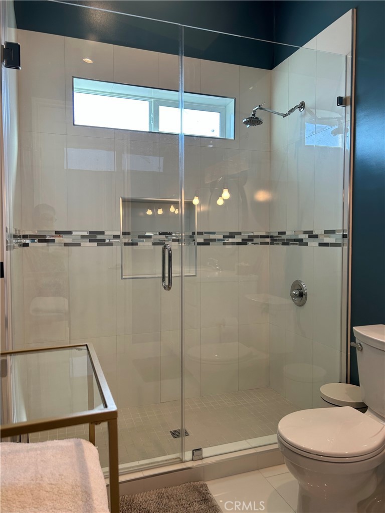 283 Cambridge Way Newport Beach, CA 92660 - Photo 13 of 33 a bathroom with a shower a toilet and a sink