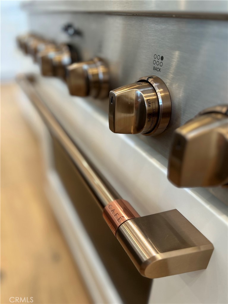 283 Cambridge Way Newport Beach, CA 92660 - Photo 16 of 33 a bathroom with a bathtub