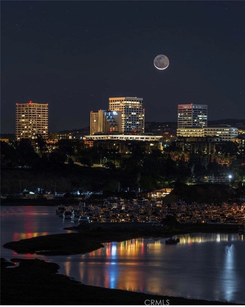 283 Cambridge Way Newport Beach, CA 92660 - Photo 31 of 33 a view of a entryway