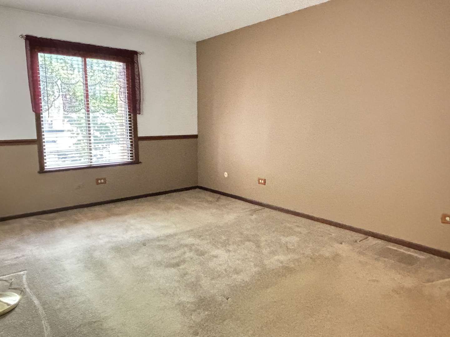 9168 S Road, Unit A Palos Hills, IL 60465 - Photo 6 of 14 an empty room with a window