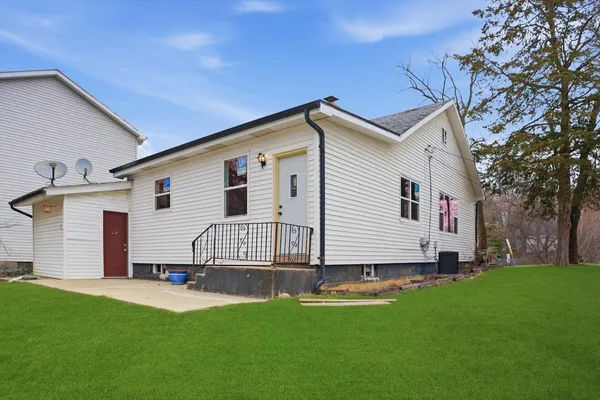 $239,900 | 54 Hillcrest Avenue, Fox Lake, IL 60020