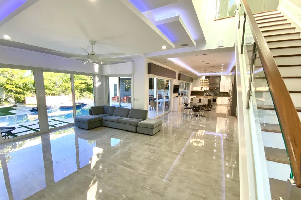 255 Northeast 3rd Court Boca Raton, FL 33432 - Photo 8 of 19 Living Room