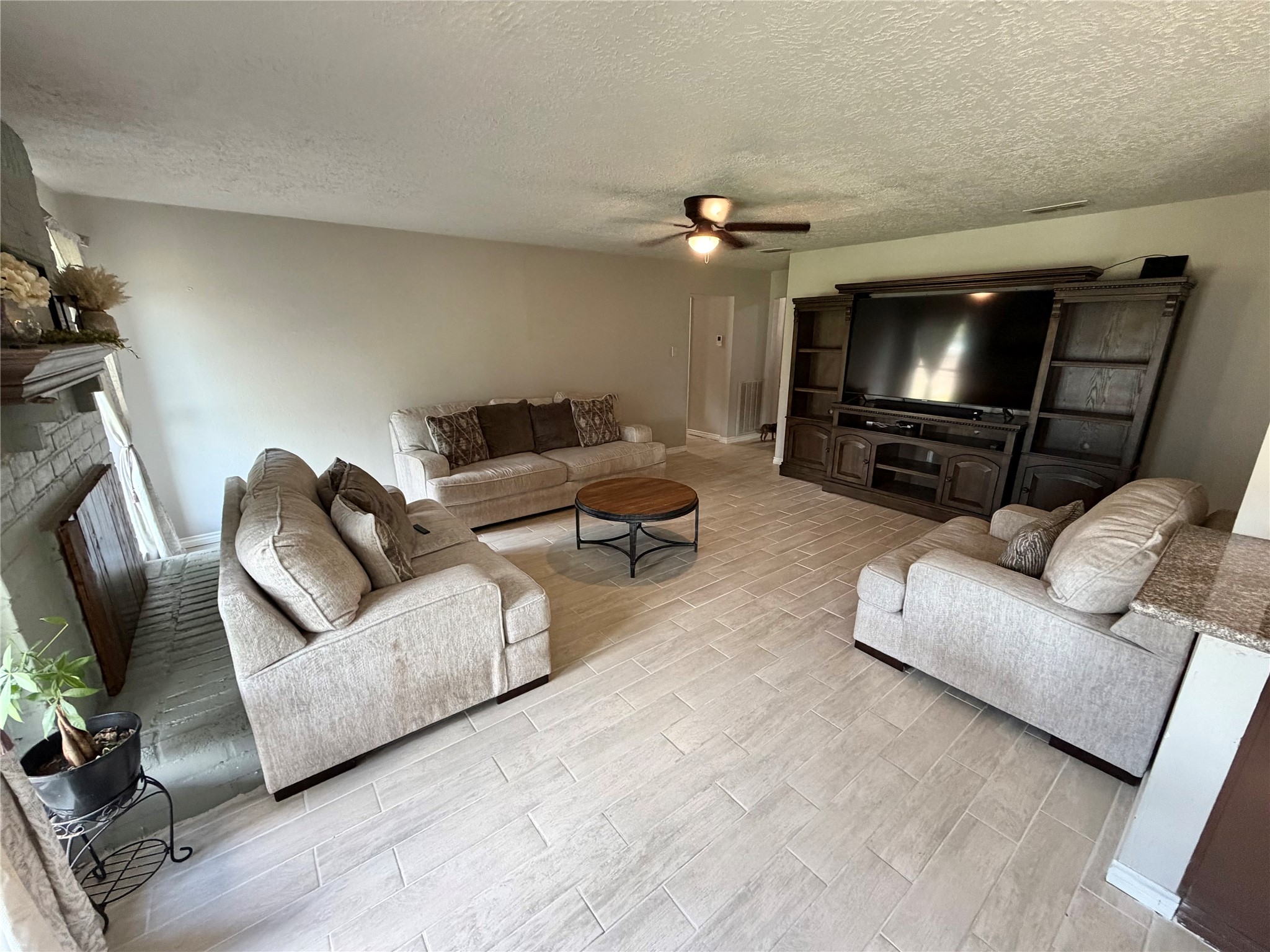 10 Lobo Court Angleton, TX 77515 - Photo 5 of 25