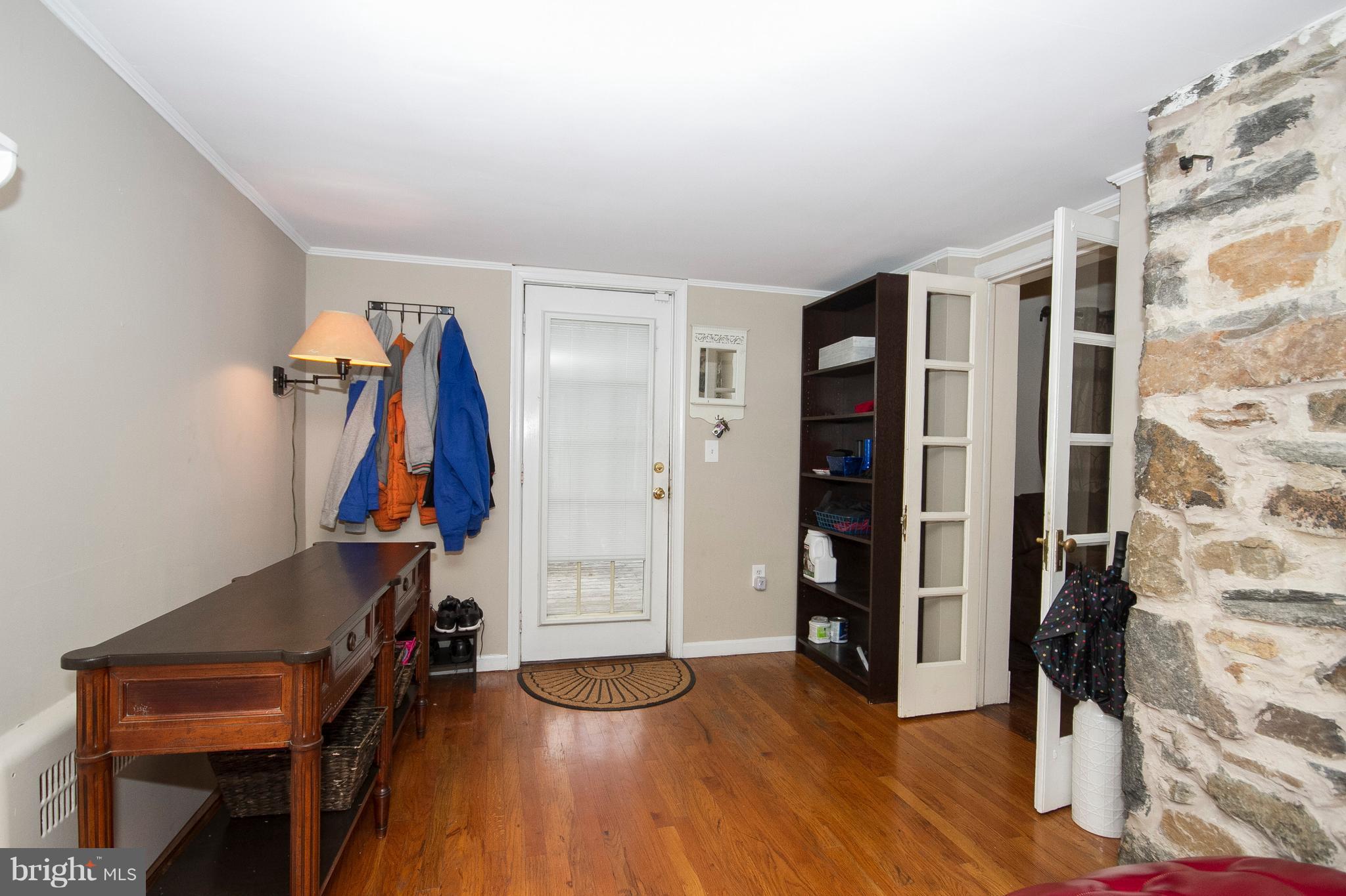 3604 Croydon Road Baltimore, MD 21207 - Photo 4 of 26 Front entryway