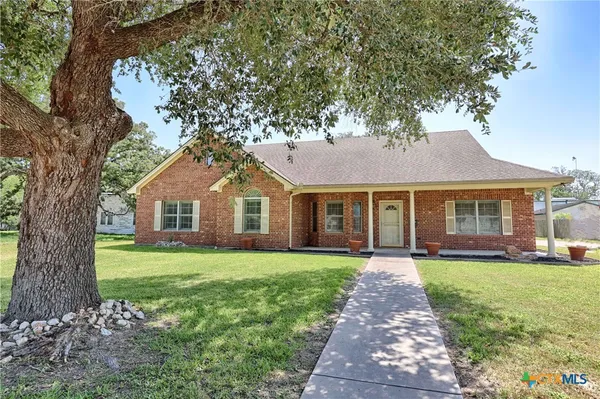 $410,000 | 417 South Main Street, Hallettsville, TX 77964