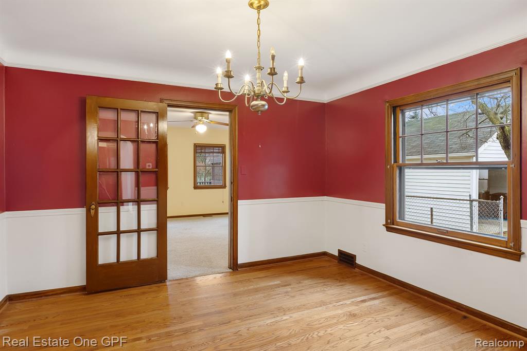 879 Roslyn Road Grosse Pointe Woods, MI 48236 - Photo 11 of 39