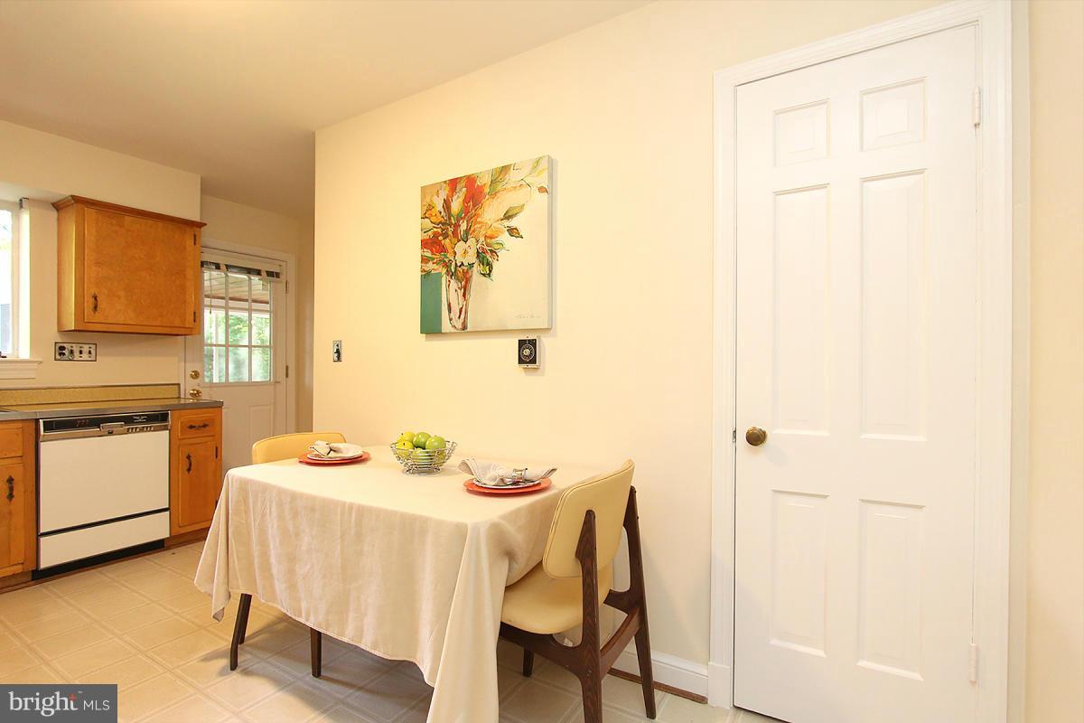 10109 Portland Place Silver Spring, MD 20901 - Photo 14 of 26 a dining room with a table and chairs