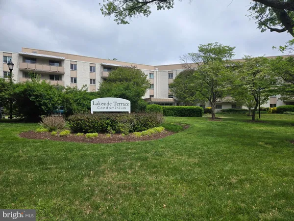 $320,000 | 7501 Democracy Boulevard, Unit B128, Bethesda, MD 20817