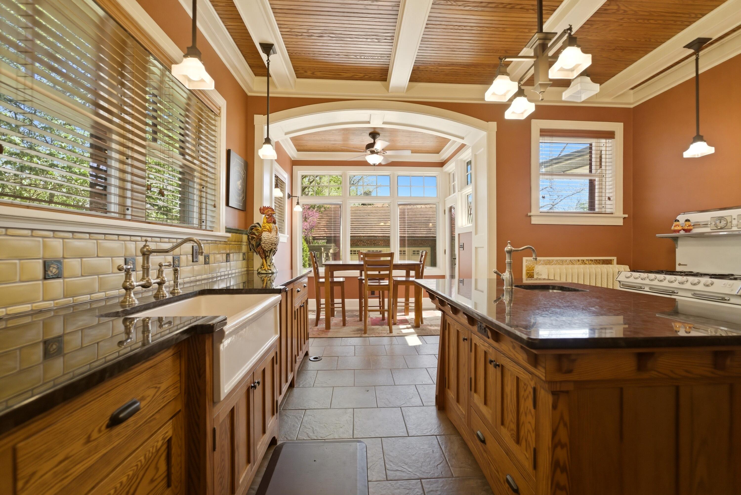 498 South Court Street Crown Point, IN 46307 - Photo 14 of 43 3000x2005