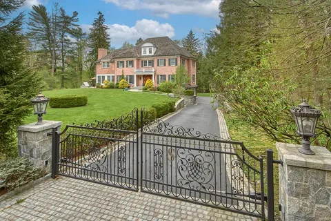 $3,299,000 | 2 Heathcote Drive, Mount Kisco, NY 10549