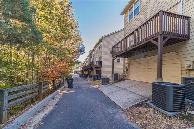 a view of entryway with a deck