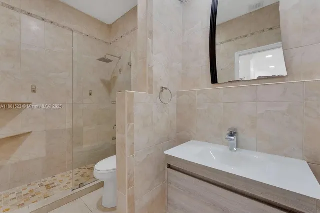 $750,000 | 7427 Northwest 113th Path, Doral, FL 33178