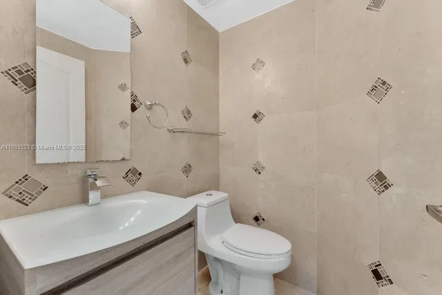 $750,000 | 7427 Northwest 113th Path, Doral, FL 33178